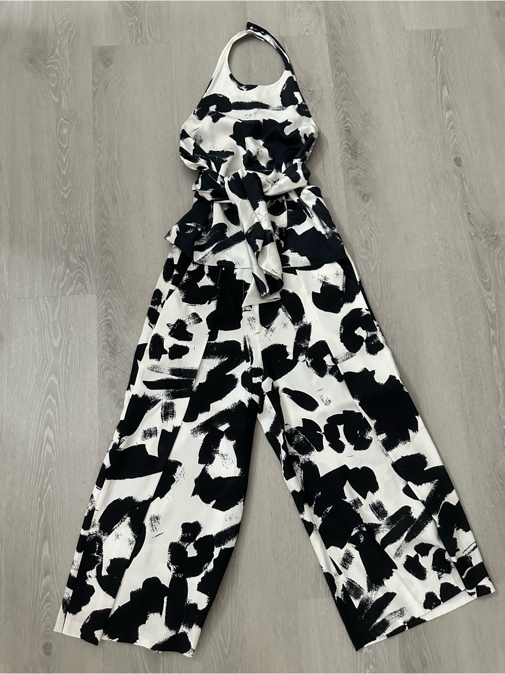 NWOT Kendall & Kylie wide leg & Halter  Abstract Set set